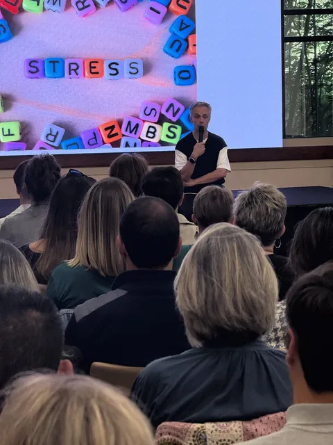 Ludovic Savariello en conférence sur le stress, devant un public de dirigeants