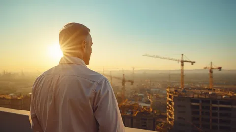 Chantier de construction à l'aube, image de l'entreprise qui dépend de son dirigeant et doit apprendre à tenir sans lui